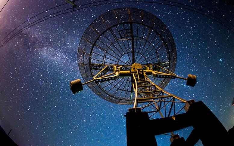 Radio telescopes and the Milky Way at night